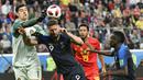 Striker Prancis, Olivier Giroud, duel udara dengan kiper Belgia, Thibaut Courtois, pada laga semifinal Piala Dunia di Stadion St Petersburg, Selasa (10/7/2018). Prancis menang 1-0 atas Belgia. (AP//Martin Meissner)