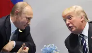 Presiden AS, Donald Trump (kanan) berbincang dengan Presiden Rusia Vladimir Putin saat bertemu di KTT G20, di Hamburg, Jerman (7/7). Pertemuan pemimpin negara adidaya ini untuk memperbaiki hubungan kedua negara. (AFP Photo/Sputnik/Mikhail Klimentiev) 