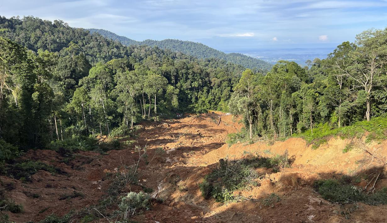 Pemandangan tanah longsor yang mematikan di Batang Kali, Malaysia, Sabtu, 17 Desember 2022. Longsor Jumat, 16 Desember 2022, di sebuah perkemahan wisata di Malaysia menyebabkan lebih dari selusin orang tewas dan pihak berwenang mengatakan belasan orang lainnya dikhawatirkan terkubur di lokasi di sebuah pertanian organik di luar ibu kota Kuala Lumpur. (AP Photo/Vincent Thian)