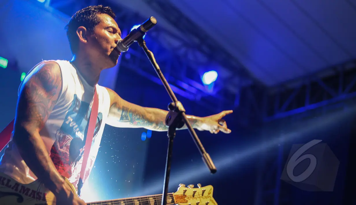 Aksi Booby Kool Superman Is Dead (gitar dan vokal) saat "manggung" di hari terakhir Indonesia Greaser Party 2015 di Plaza Barat Senayan, Jakarta, Minggu (12/4/2015). (Liputan6.com/Faizal Fanani)