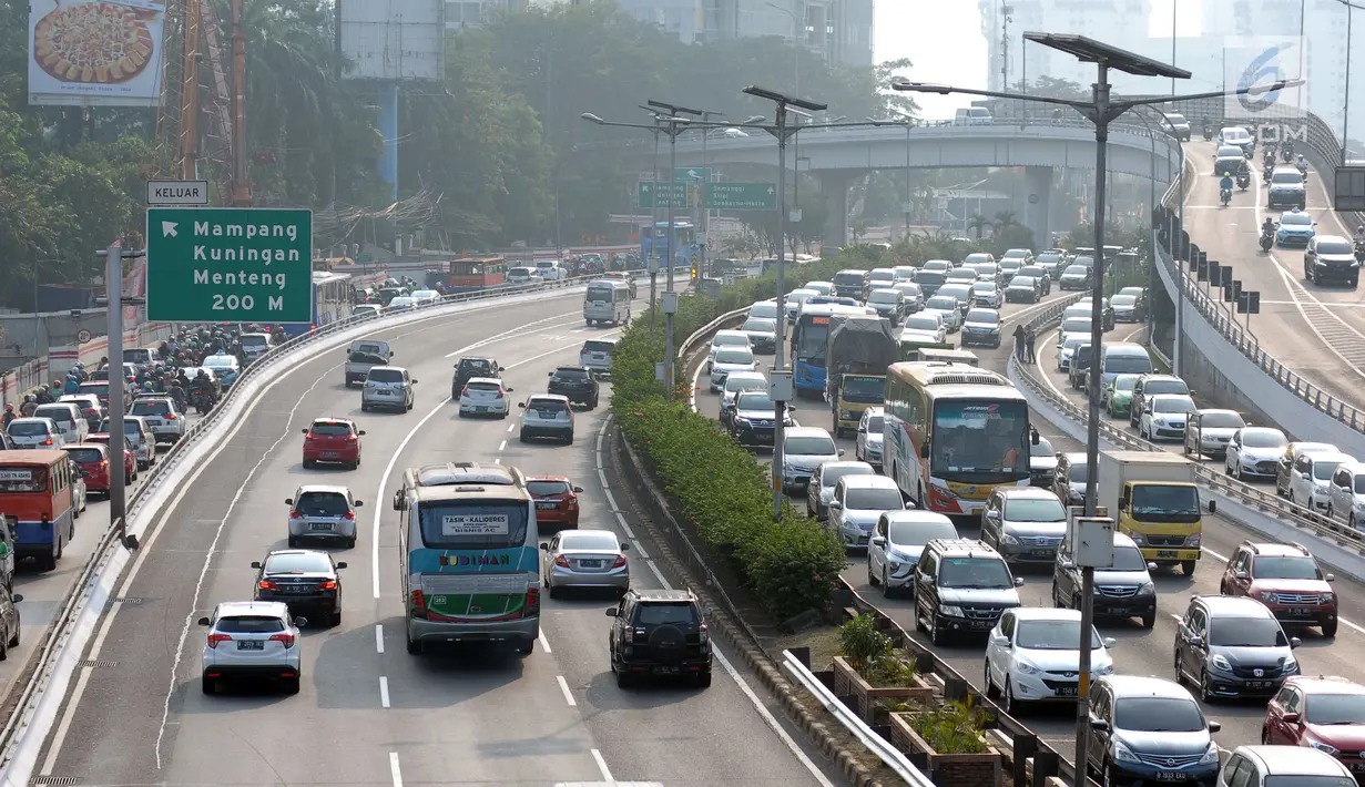 Sejumlah kendaraan melintasi ruas tol dalam kota arah Cawang, Jakarta, Sabtu (9/6). H-6 Hari Raya Idul Fitri 1439 H, ruas tol dalam kota Jakarta masih terlihat padat. (Liputan6.com/Helmi Fithriansyah)