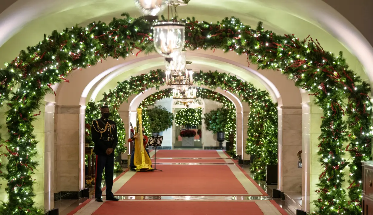 Area Center Hall didekorasi untuk musim liburan selama pratinjau pers dekorasi Natal Gedung Putih, di Washington, Senin (29/11/2021). Ibu Negara AS Jill Biden meluncurkan dekorasi liburan Gedung Putih 2021 dengan tema “Gifts from the Heart”. (AP Photo/Evan Vucci)