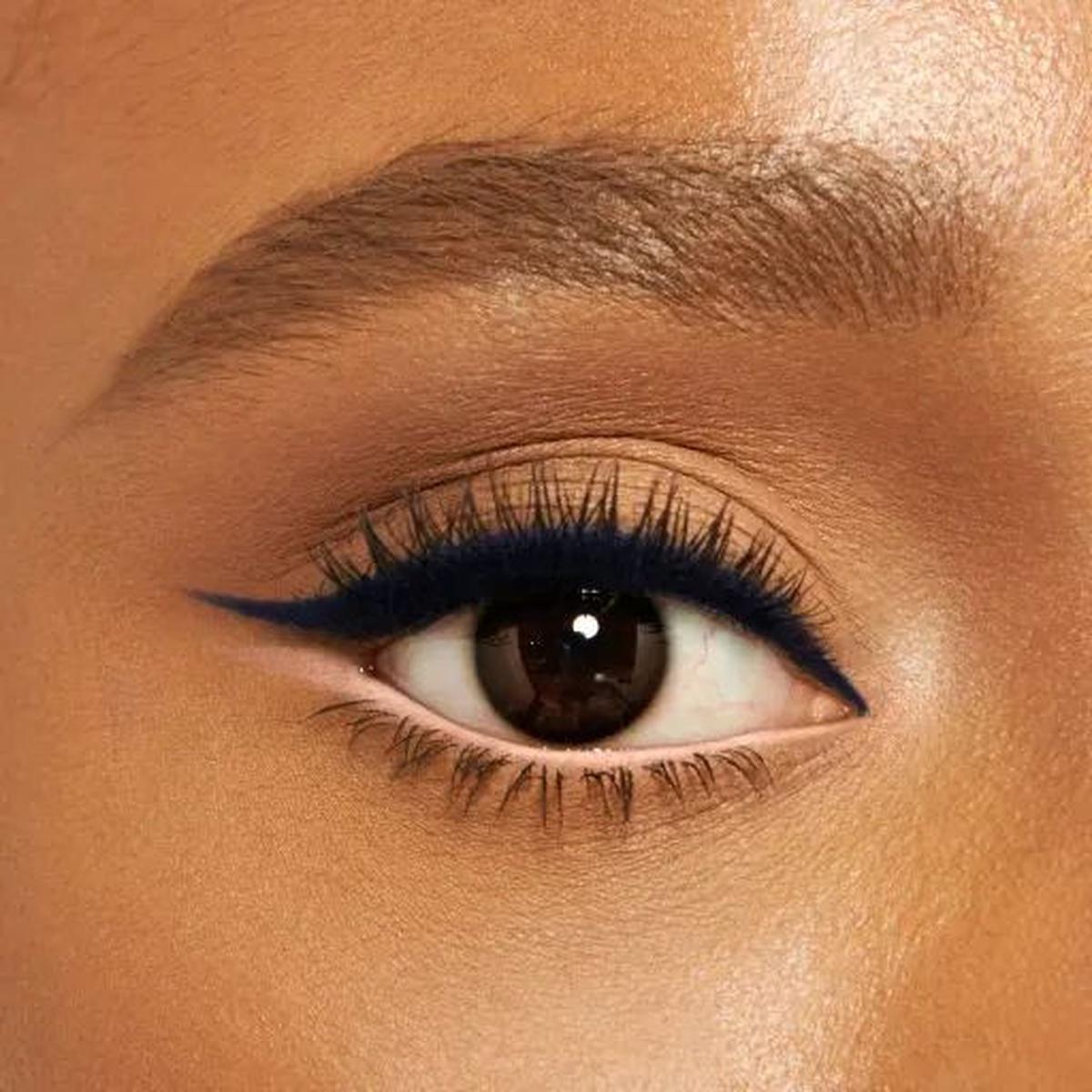 Ilustrasi Penggunaan Nude Eyeliner di Garis Bawah Mata (©Pinterest)