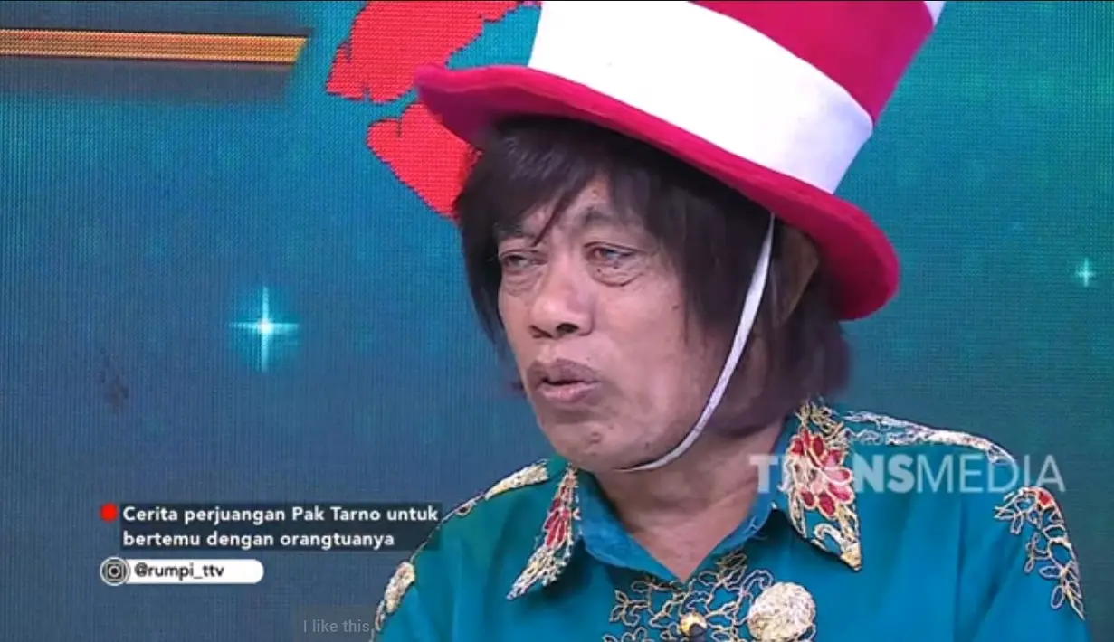 Pak Tarno harus bekerja karena neneknya sudah tua tak bisa memberikan makan. "Soale mbok tua (nenek) udah tua. Ya saya makan cari sendiri," kata Pak Tarno dilansir dari YouTube Rumpi Trans TV. [Youtube/TRANS TV Official]