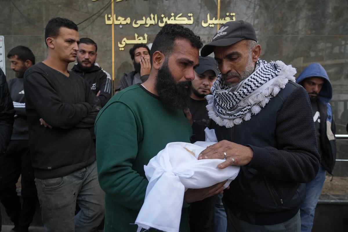 FOTO: Anak Anak Kemabli Menjadi Korban Terbaru Serangan Israel  di Gaza