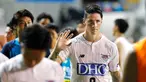 Penyerang Sagan Tosum Fernando Torres melambaikan tangan usai pertandingan melawan Vegalta Sendai di J-League di Tosu, prefektur Saga, Jepang barat, (22/7). Sagan Tosum menyerah 1-0 oleh  Vegalta Sendai. (Takuto Kaneko/Kyodo News via AP)