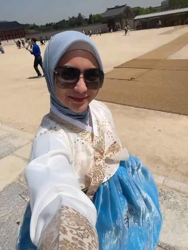 7 Potret Citra Kirana dan Rezky Adhitya Pakai Hanbok di Korea Selatan