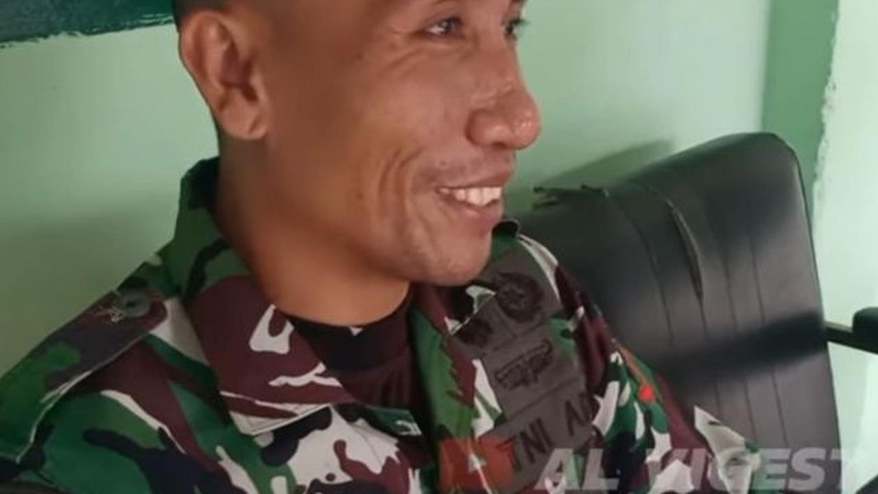 Kisah seorang TNI AD berpangkat kopral dua menjadi perhatian publik. Pasalnya ia tidak gengsi berjualan gorengan pinggir jalan.<br>