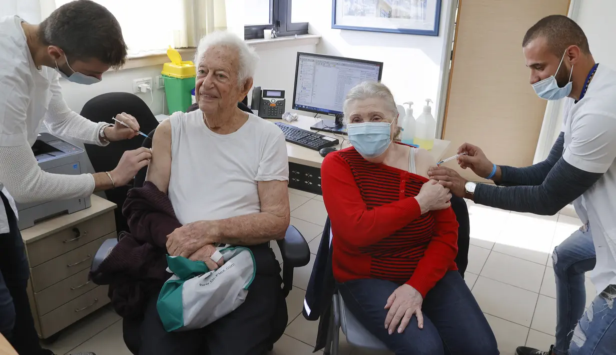 Pasangan Zvi (93) dan Yossefta (84) menerima dosis keempat vaksin covid-19 Pfizer-BioNTech di Clalit Healthcare Services di Tel Aviv, Senin (3/1/2022). Israel menyetujui pemberian dosis booster tersebut kepada kelompok warga berusia di atas 60 tahun dan tenaga medis. (JACK GUEZ/AFP)