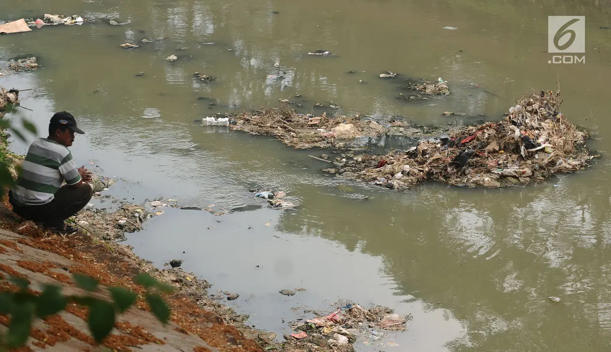  Warga duduk sambil memancing ikan di pinggir Kali Ciliwung di sekitar Jalan Sultan Agung, Jakarta, Selasa (22/8). Menyusutnya debit air Kali Ciliwung membuat penumpukan sampah di pinggir dan tengah kali. (Liputan6.com/Helmi Fithriansyah)