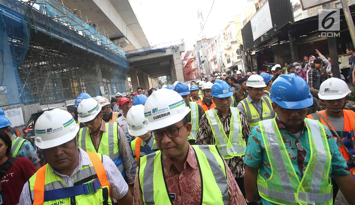 Gubernur DKI Jakarta Anies Rasyid Baswedan dan wakilnya Sandiaga Uno meninjau proyek MRT di Jakarta, Jumat (20/10). Pembangunan MRT fase 1 (Lebak Bulus-Bundaran HI) ditargetkan pada akhir 2017 mencapai 90 persen. (Liputan6.com/Immanuel Antonius)