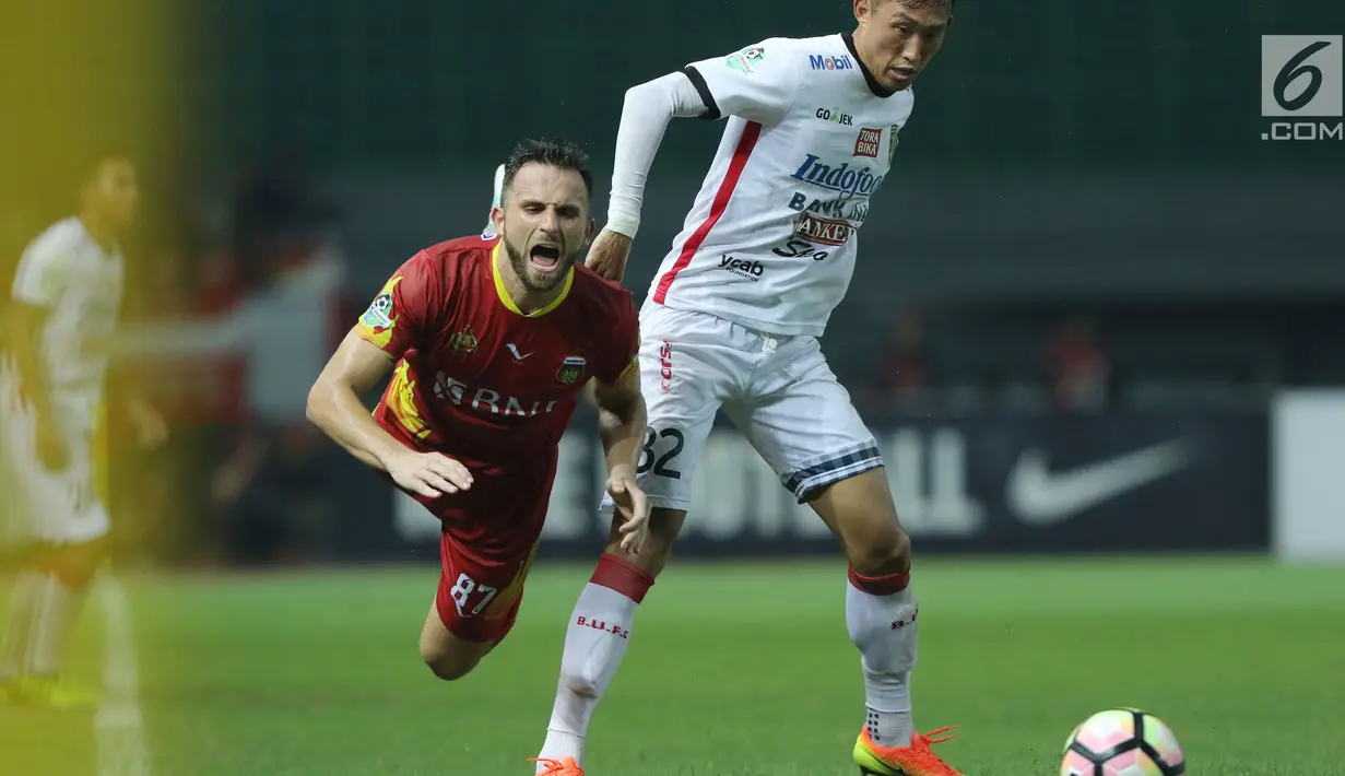 Gelandang Bhayangkara FC, Ilija Spasojevic (kiri) berebut bola dengan pemain Bali United, AHN Byungkeon pada lanjutan Liga 1 Indonesia di Stadion Patriot Candrabhaga, Bekasi, Jumat (29/9). Bhayangkara FC unggul 3-2. (Liputan6.com/Helmi Fithriansyah)