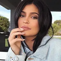 Tidak seperti wanita lainnya yang bangga menunjukan kehamilannya, Kylie Jenner justru menyembunyikan hal itu. Anehnya, belakangan ini Kylie menutupinya dengan cara yang cukup unik. (Instagram/Kyliejenner)