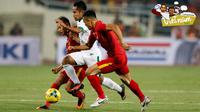 Pemain Timnas Indonesia, Andik Vermansah, berusaha melewati pemain Vietnam dalam laga leg kedua semifinal Piala AFF 2016 di Stadion My Dinh, Hanoi, Vietnam, Rabu (7/12/2016). (Bola.com/Peksi Cahyo)
