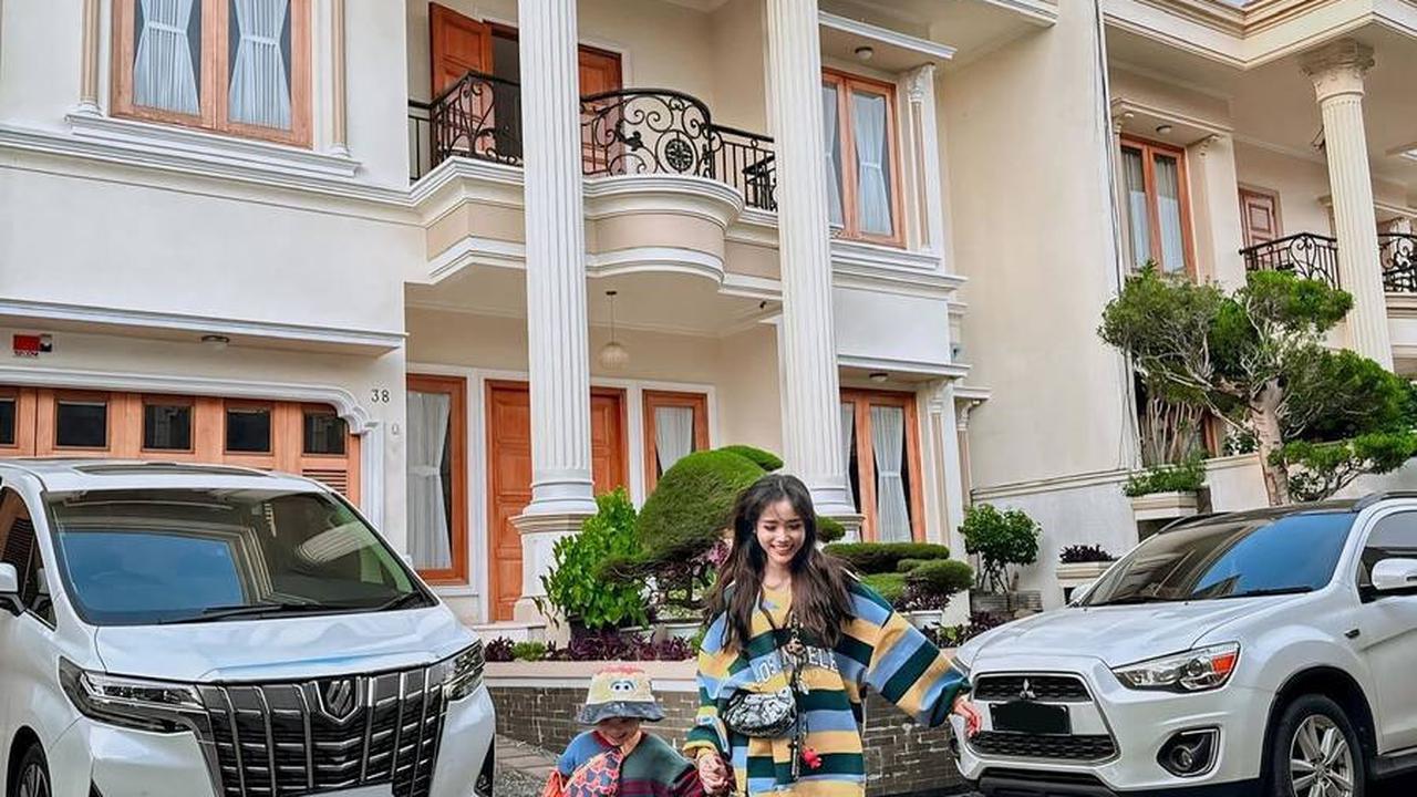 Potret Fuji Ajak Gala Sky Liburan ke Turki, Momen Manis di Pesawat Curi Perhatian