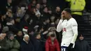 Penyerang Tottenham, Steven Bergwijn berselebrasi usai mencetak gol ke gawang West Ham United pada pertandingan perempat final Piala Liga Inggris di Stadion Tottenham Hotspur di London, Kamis (23/12/2021). Tottenham menang tipis atas West Ham 2-1. (AP Photo/Rui Vieira)