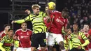 Pemain Arsenal, William Saliba, berebut bola dengan pemain Nottingham Forest, Chris Wood, dalam laga Premier League 2023/2024 pekan 22 di Stadion City Ground, Rabu (31/1/2024). (AP Photo/Rui Vieira)