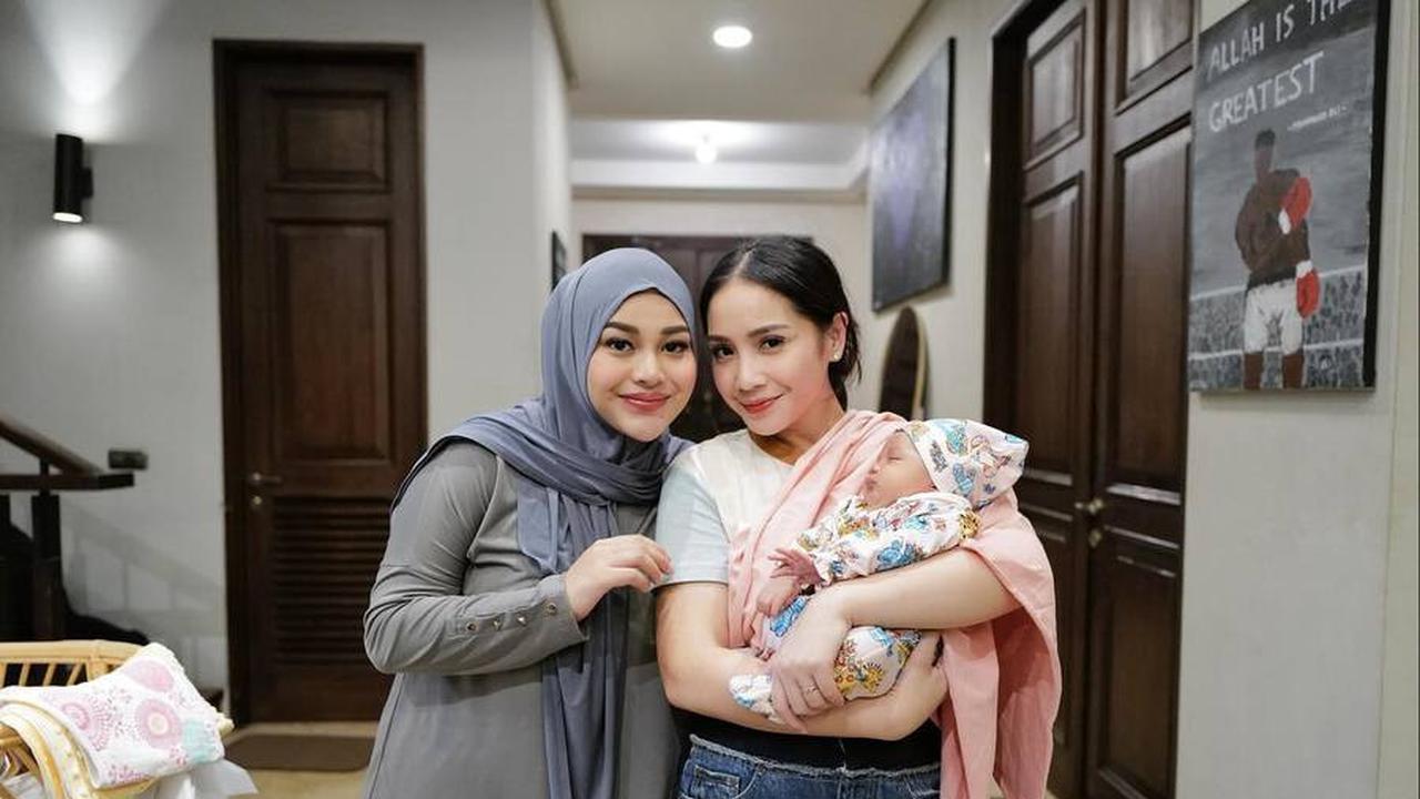 Nagita Slavina Jenguk Baby Azura Anak Aurel Hermansyah, Momen Kebersamaan Rayyanza dan Ameena Malah Bikin Salfok