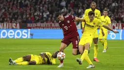 Pemain Bayern Munchen Robert Lewandowski (kiri) berebut bola dengan pemain Villarreal Pau Torres pada pertandingan leg kedua perempat final Liga Champions di Allianz Arena, Munich, Jerman, 12 April 2022. Pertandingan berakhir imbang 1-1. (AP Photo/Matthias Schrader)