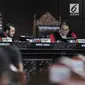 Ketua Hakim MK Anwar Usman (tengah) bersama Hakim MK Enny Nurbaningsih (kiri) dan Arie Hidayat memimpin sidang perdana sengketa Pemilu Legislatif 2019 di Gedung MK, Jakarta, Selasa (9/7/2019). Sidang pendahuluan gugatan Pileg 2019 akan dilaksanakan pada 9-11 Juli 2019. (merdeka.com/Iqbal Nugroho)