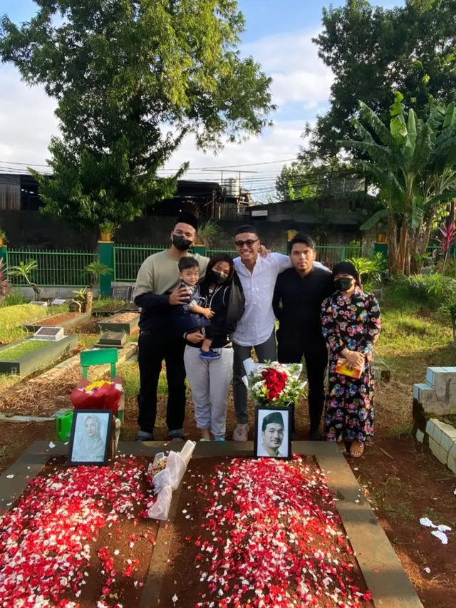 Thariq Halilintar Ikut Berziarah ke Makam Bibi Andriansyah dan Vanessa Angel