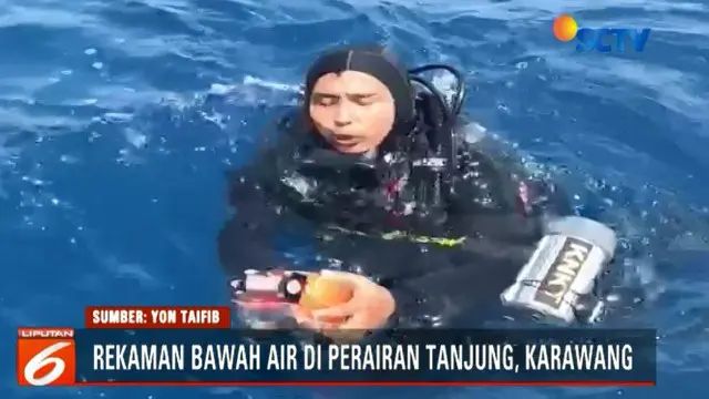 Dari dalam laut, kedua penyelam kemudian menyerahkan bagian kotak hitam yang di dapat kepada awak Kapal Baruna Jaya I.