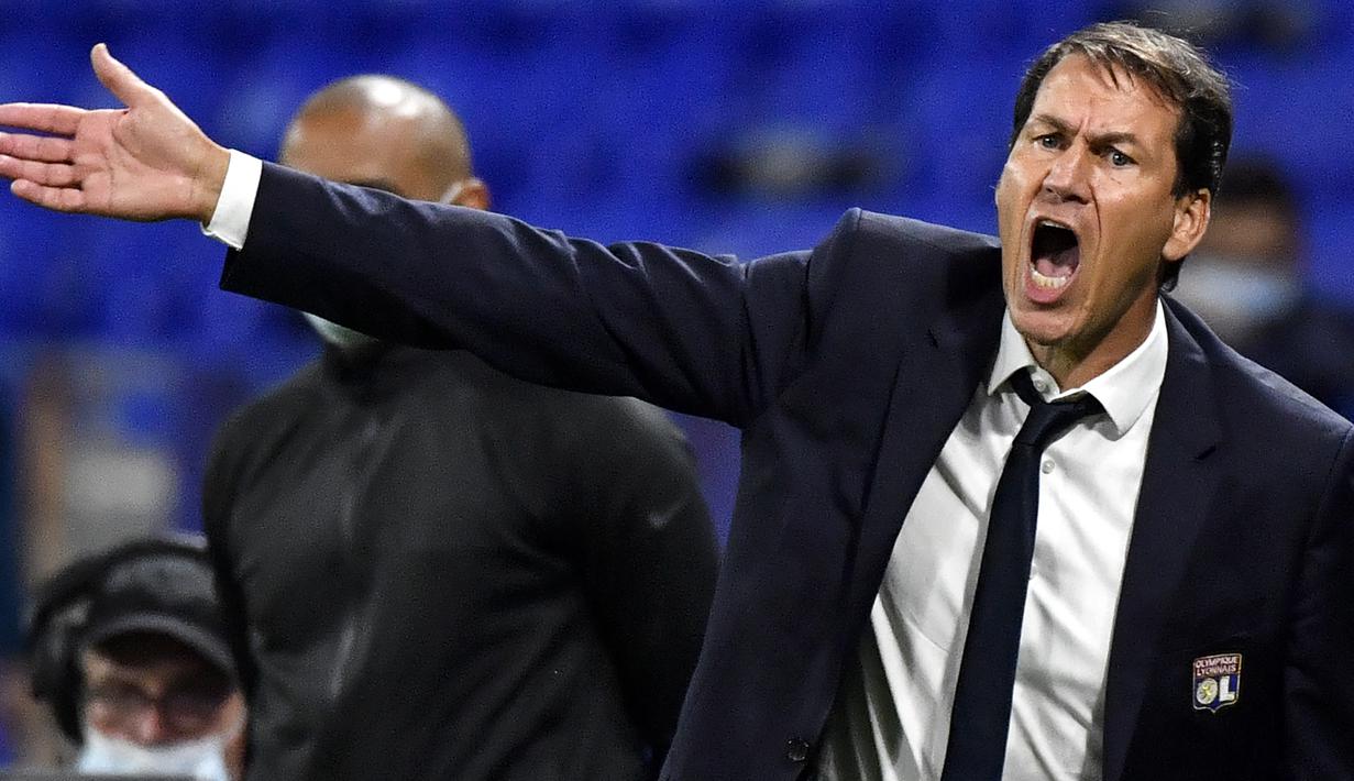 Pelatih Olympique Lyon, Rudi Garcia, memberikan arahan kepada pemainnya saat menghadapi Dijon pada laga Ligue 1 di Stadion Groupama, Sabtu (29/8/2020) dini hari WIB. Lyon menang 4-1 atas Dijon. (AFP/Philippe Desmazes)