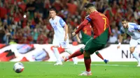 Dua gol yang ditorehkan Ronaldo pada laga ini, menjadikan sosok pesepak bola tersebut menjadi pencetak gol terbanyak sepanjang masa dengan torehan 125 gol untuk tim nasional. (AP Photo/Luis Vieira)