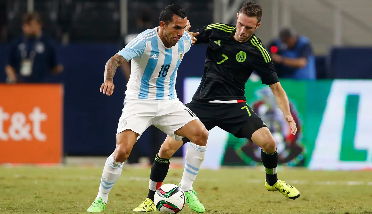 Pemain Argentina, Carlos Tevez (kiri) saat laga uji coba melawan Meksiko, AT&T Stadium, Texas, AS, Rabu (9/9/2015). Argentina berhasil menyamakan kedudukan di menit-menit akhir dan skor berakhir imbang, 2-2. (Reuters/Matthew Emmons)