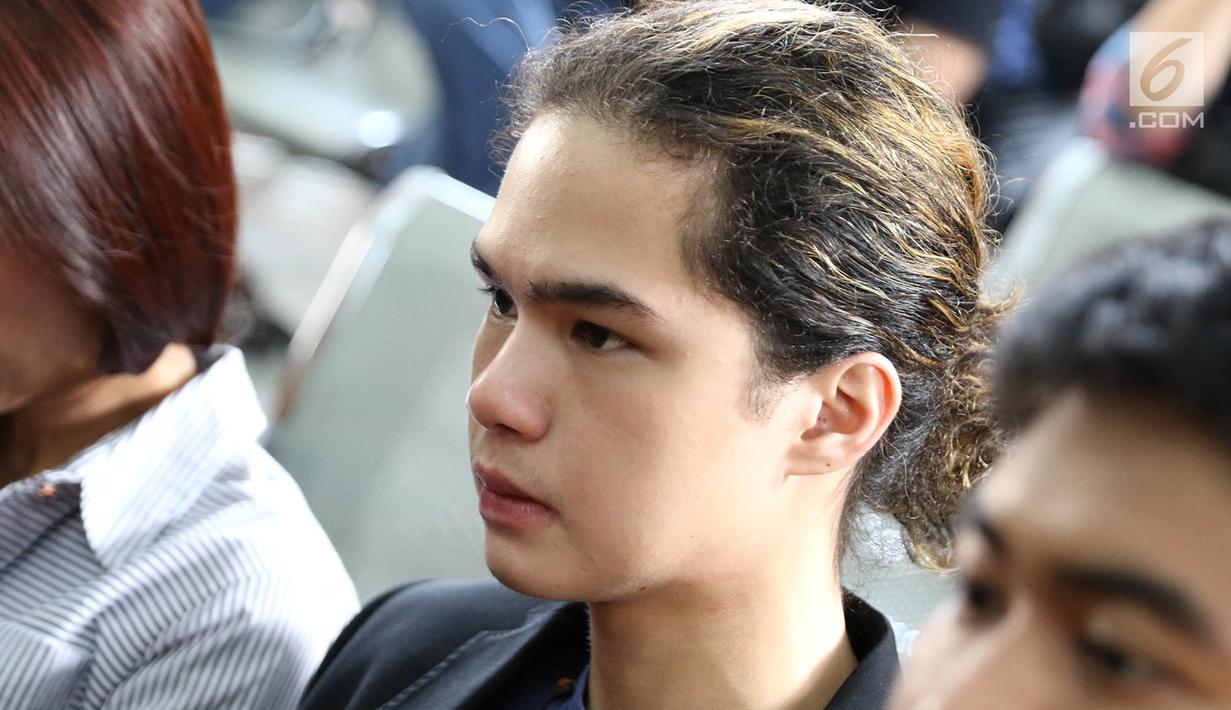 Anak terdakwa perkara ujaran kebencian Ahmad Dhani, Abdul Qodir Jaelani mengadiri sidang lanjutan sang ayah di PN Jakarta Selatan, Senin (14/5). Majelis hakim menolak eksepsi Ahmad Dhani. (Liputan6.com/Immanuel Antonius)