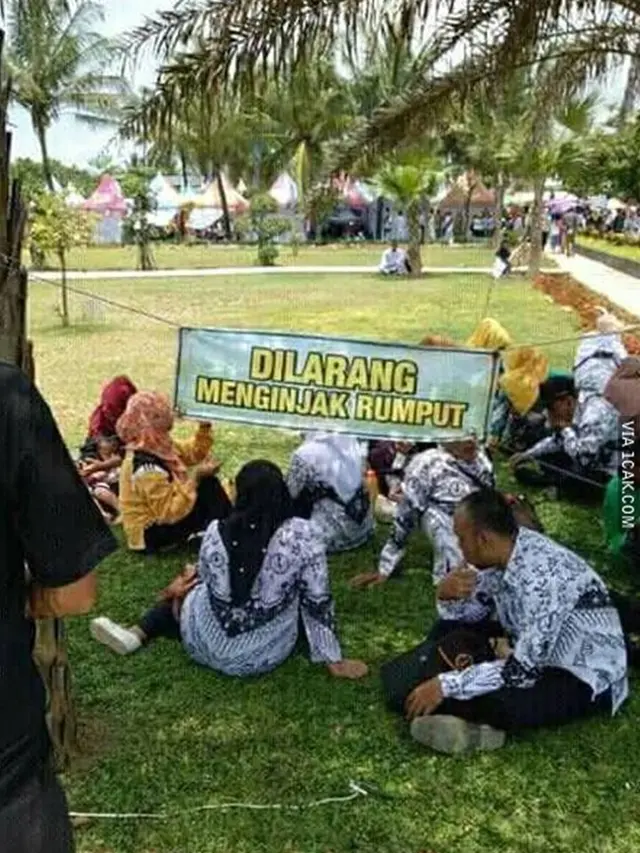 6 Tulisan Dilarang Duduk Ini Bikin Geregetan