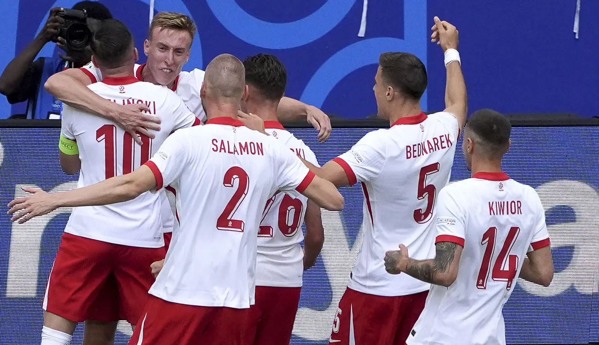 Selebrasi para pemain Polandia merayakan gol ke gawang Timnas Belanda yang dicetak Adam Buksa (kedua kiri) pada laga Grup D Euro 2024 di Volksparkstadion, Hamburg, Jerman, Minggu (16/6/2024). (dpa via AP Photo/Marcus Brandt)
