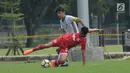 Pemain Persika berebut bola dengan pemain Timnas Jepang U-19 saat uji tanding di Lapangan B Kompleks GBK, Jakarta, Selasa (27/3). Persika kalah 2-3 dari Jepang U-19. (Liputan6.com/Helmi Fithriansyah)