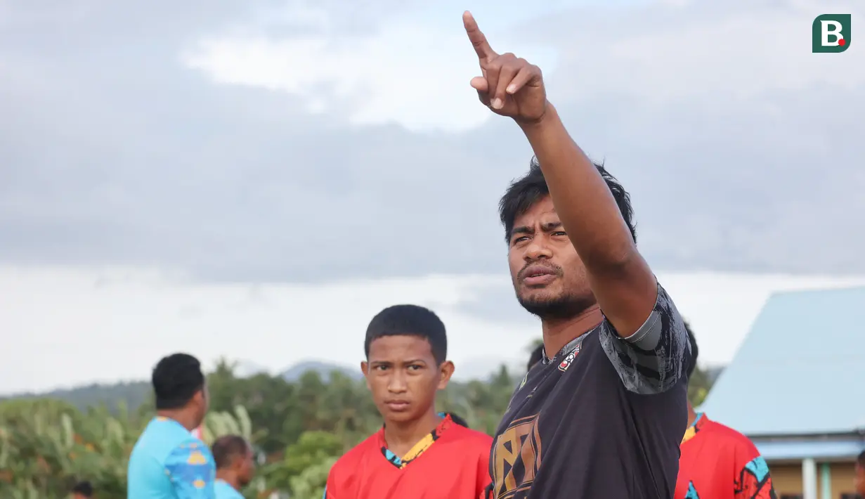 Malut United kembali berbagi ilmu kepada anak-anak di Maluku Utara dan kali ini digelar di lapangan sepak bola di Kota Sofifi, Senin (14/8/2023) sore hari WIT. (Bola.com/Okie Prabhowo)
