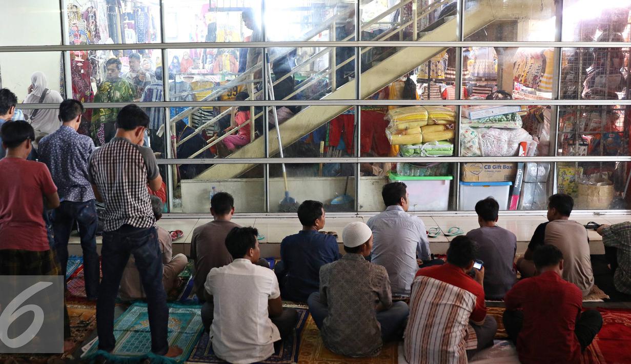 Pedagang sebelum melaksanakan Salat Jumat di Pasar Tanah Abang, Jakarta, (10/6). Salat Jumat pertama di bulan Ramadan berlangsung khidmat di pasar tersebut, meskipun dilaksanakan di tempat seadanya. (Liputan6.com/Immanuel Antonius)