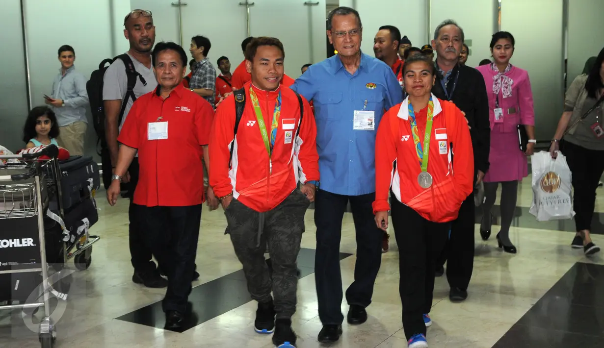 Dua atlet angkat besi Indonesia peraih medali perak  Olimpiade Rio 2016 Sri Wahyuni Agustiani dan Eko Yuli Irawan tiba di Terminal 2 di Bandara Soekarno Hatta, Banten, Minggu (14/08). (Liputan6.com/Helmi Afandi)