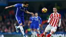 Gelandang Chelsea, Cesc Fabregas berusaha menyundul bola dari kawalan gelandang Stoke City, Ibrahim Affelay pada lanjutan Liga Inggris di Stamford Bridge, (31/12/2016). Fabregas mencatat 100 asisst sepanjang 293 laga. (Reuters / Eddie Keogh)