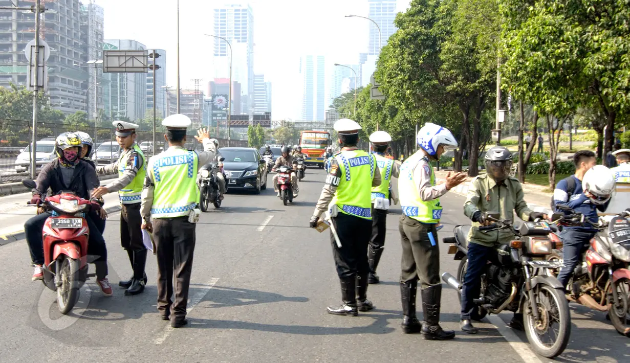 Polda Metro Jaya mengadakan Operasi Patuh Jaya 2015 di sepanjang Jalan Jendral Sudirman, Jakarta, Sabtu (30/5). Polisi menggelar razia patuh jaya untuk menertibkan para pengendara yang melanggar lalu lintas, mulai 27 Mei-9 Juni (Liputan6.com/Yoppy Renato)