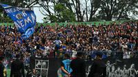 Aksi Aremania ketika di Stadion Gajayana, Malang dalam laga melawan Persipura (4/7/2019). (Bola.com/Iwan Setiawan)