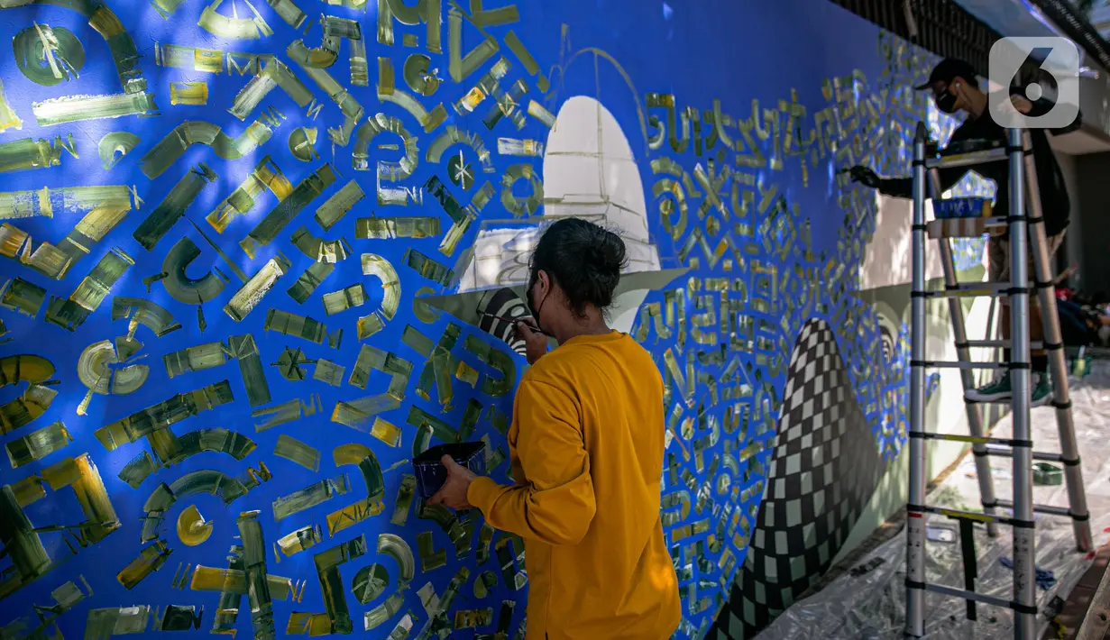 Seniman mural komunitas Converse All Stars melukis dinding Institut Perancis Indonesia (IFI) di Jalan MH. Thamrin, Jakarta, Rabu (2/12/2020). Para seniman mengkampanyekan upaya pembersihan udara perkotaan dengan menanam pohon. (Liputan6.com/Faizal Fanani)