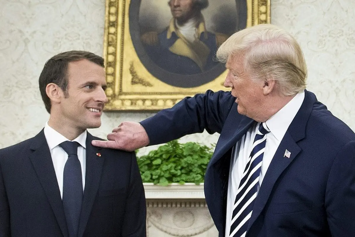 Donald Trump Membersihkan Ketombe di Bahu Presiden Emmanuel Macron