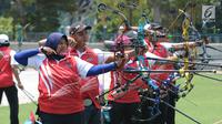 Atlet pelatnas memanah melakukan latihan di Lapangan Panahan Kompleks GBK, Jakarta, Selasa (10/4). Rencananya, timnas memanah Indonesia akan berangkat ke Shanghai dan Turki untuk uji coba. (Liputan6.com/Helmi Fithriansyah)