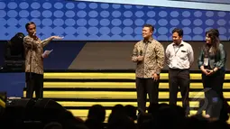 Presiden Joko Widodo berbincang dengan wirausahawan saat peresmian GKN 2015 di Jakarta Convention Centre ( JCC), Jakarta (12/3/2015). GKN 2015 diikuti oleh ratusan wirausaha muda dan ribuan mahasiswa sebagai calon wirausaha. Liputan6.com/Faizal Fanani)