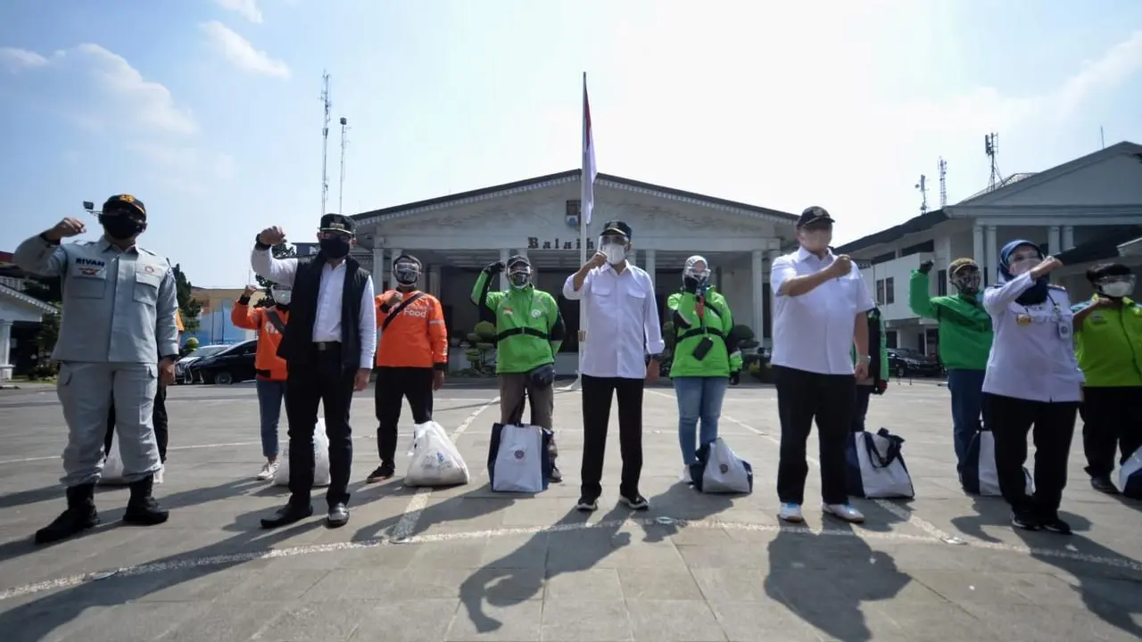 Menhub Budi Karya Sumadi, Menko Perekonomian Airlangga Hartarto dan Walikota Bogor Bima Arya bertemu dengan sejumlah pengemudi transportasi umum di Bogor. (Dok Kemenhub)