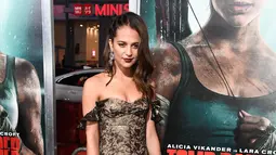 Alicia Vikander menghadiri pemutaran perdana film Tomb Raider di TCL Chinese Theatre, Hollywood, California (12/3). Alicia didaulat sebagai Lara Croft menggantikan Angelina Jolie yang bermain di judul film yang sama. (Frazer Harrison / Getty Images / AFP)