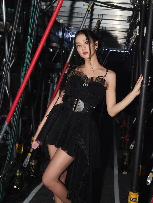 Jisoo tampil mengenakan black little dress dari Dior. BLD ini merupakan koleksi Dior Fall/Winter 2022. Foto: Document/Dior.
