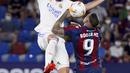 Pemain Real Madrid Nacho (kiri) berebut bola dengan pemain Levante Roger Marti pada pertandingan La Liga Spanyol di Stadion Ciutat de Valencia, Valencia, Spanyol, Minggu (22/8/2021). Pertandingan berakhir dengan skor 3-3. (AP Photo/Alberto Saiz)