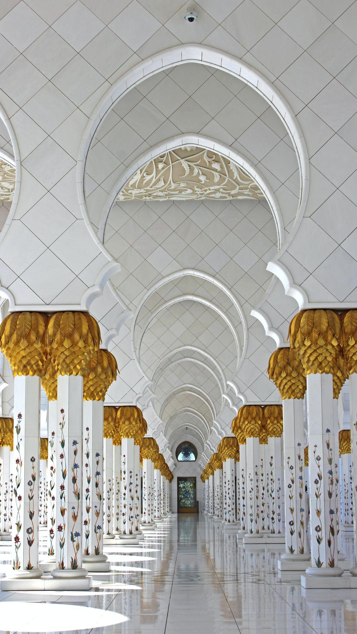 Sholat merupakan ibadah wajib bagi umat muslim. Ibadah sholat ini bahkan diwajibkan bagi mereka yang sedang dalam perjalanan ataupun sedang sakit. Selain itu sholat juga merupakan rukun Islam setelah syahadat, maka dari itu bisa dibilang sholat merupakan 