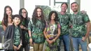 Delia Von Rueti dan sejumlah selebriti berpose saat peluncuran gerakan 1 T-shirt for 1 Tree Movement, Jakarta, Rabu (23/11). Delia donasikan 2500 hektar lahan pribadinya untuk konservasi taman hutan hujan tropis di Indonesia. (Liputan6.com/Yoppy Renato