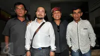 (Ki-ka) Youngki RM, Wahyu WHL, Ryan Kyoto dan Papa T. Bob mendatangi Bareskrim, Jakarta, Selasa (11/3/2015) Kedatangan mereka untuk melaporkan 3 brand karoke Puppy dalam pelanggaran hak cipta bidang penggandaan. (Liputan6.com/Helmi Afandi) 